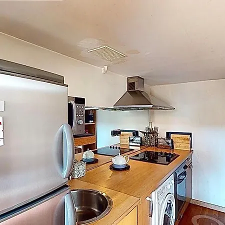Spacious 3 Bed In The Heart Of * Nice