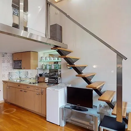 Spacious 3 Bed In The Heart Of * Nice